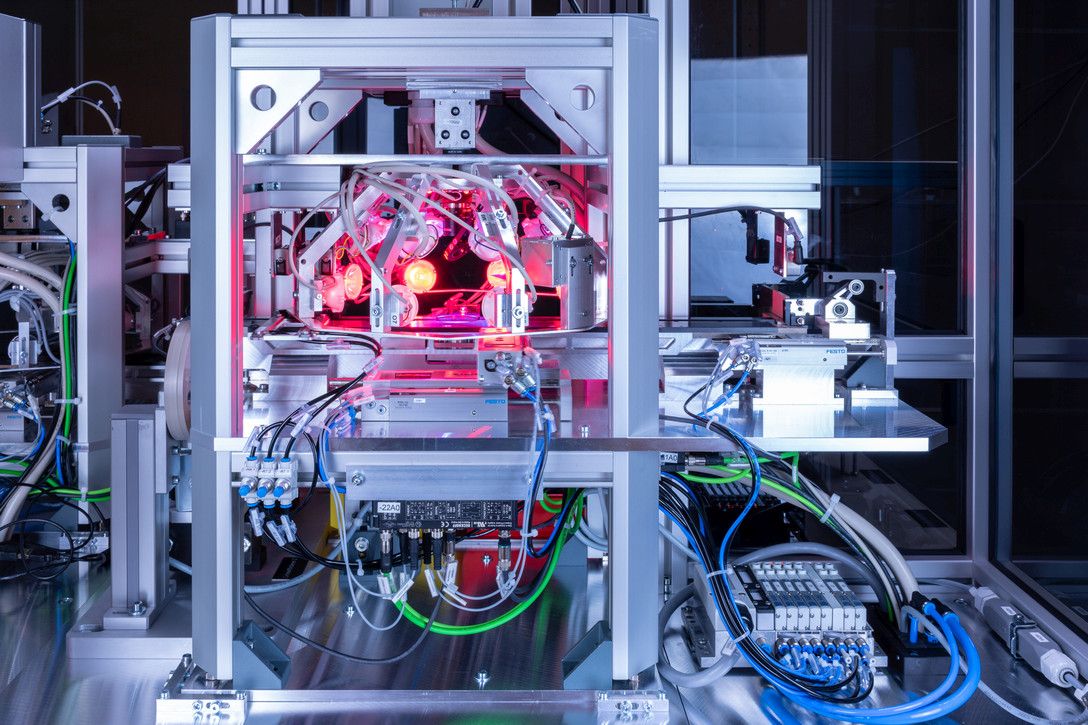 Innenansicht eines Prüfsystems für Keramik